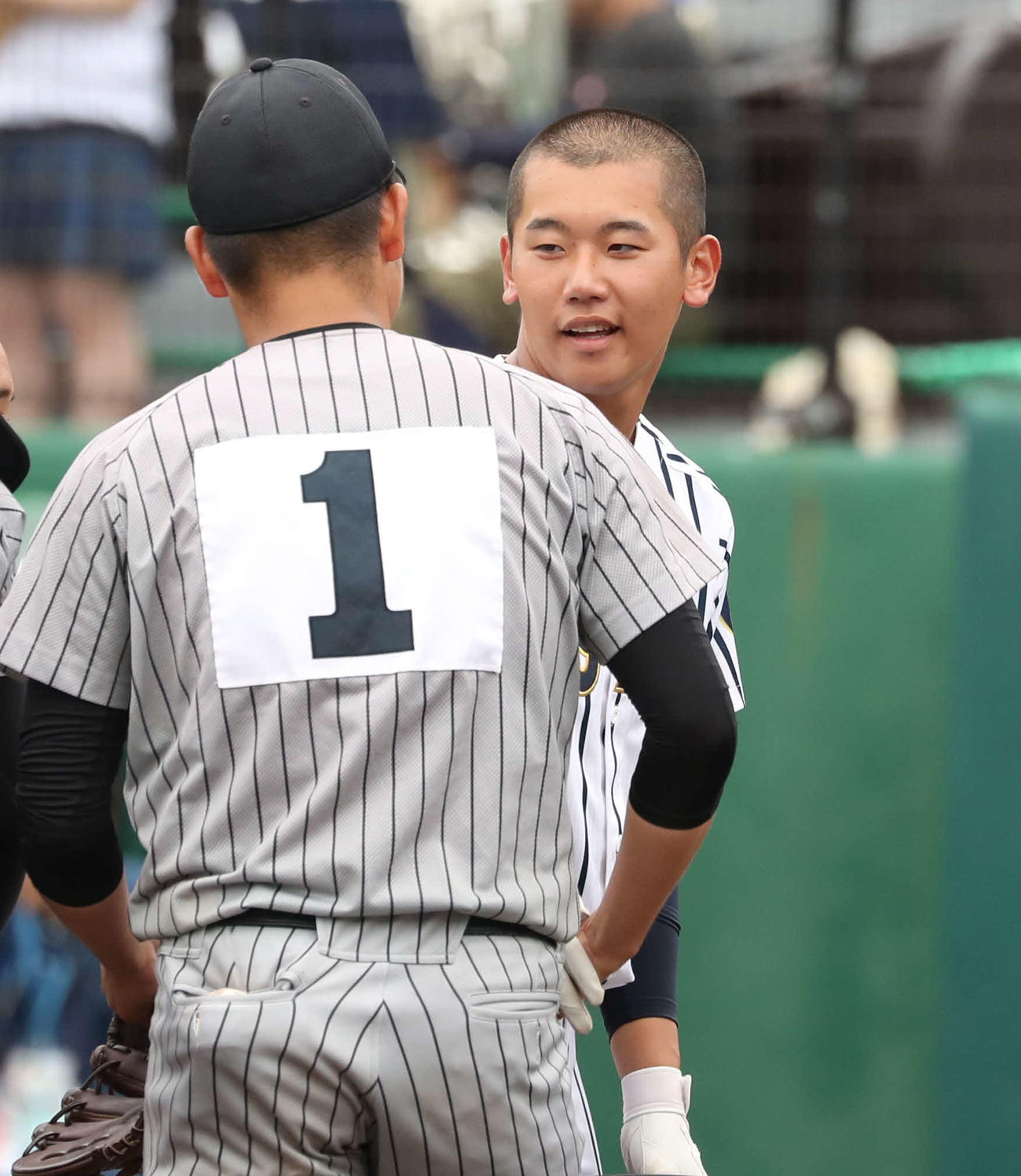 東海大札幌対知内　試合後、坂本と言葉を交わす東海大札幌・門別（撮影・黒川智章）