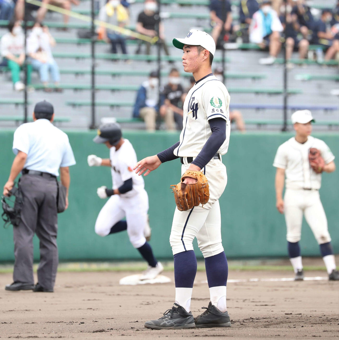 札幌大谷対苫小牧中央　2回表札幌大谷2死、丸山に本塁打を浴びる斉藤（撮影・黒川智章）
