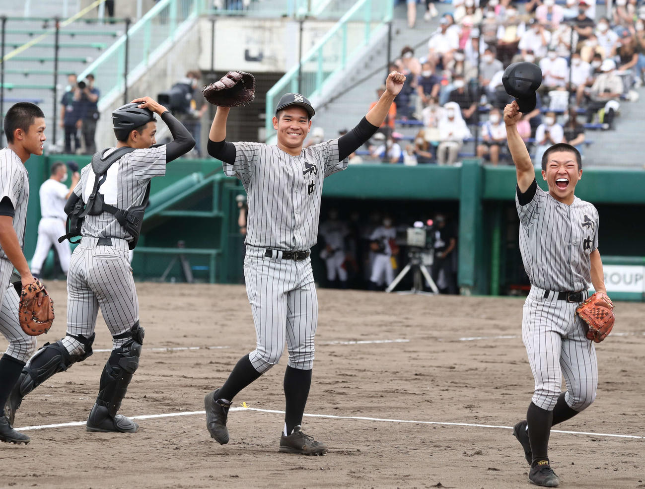 東海大札幌対知内　決勝進出を決めスタンドに向かって笑顔を見せる坂本（撮影・黒川智章）