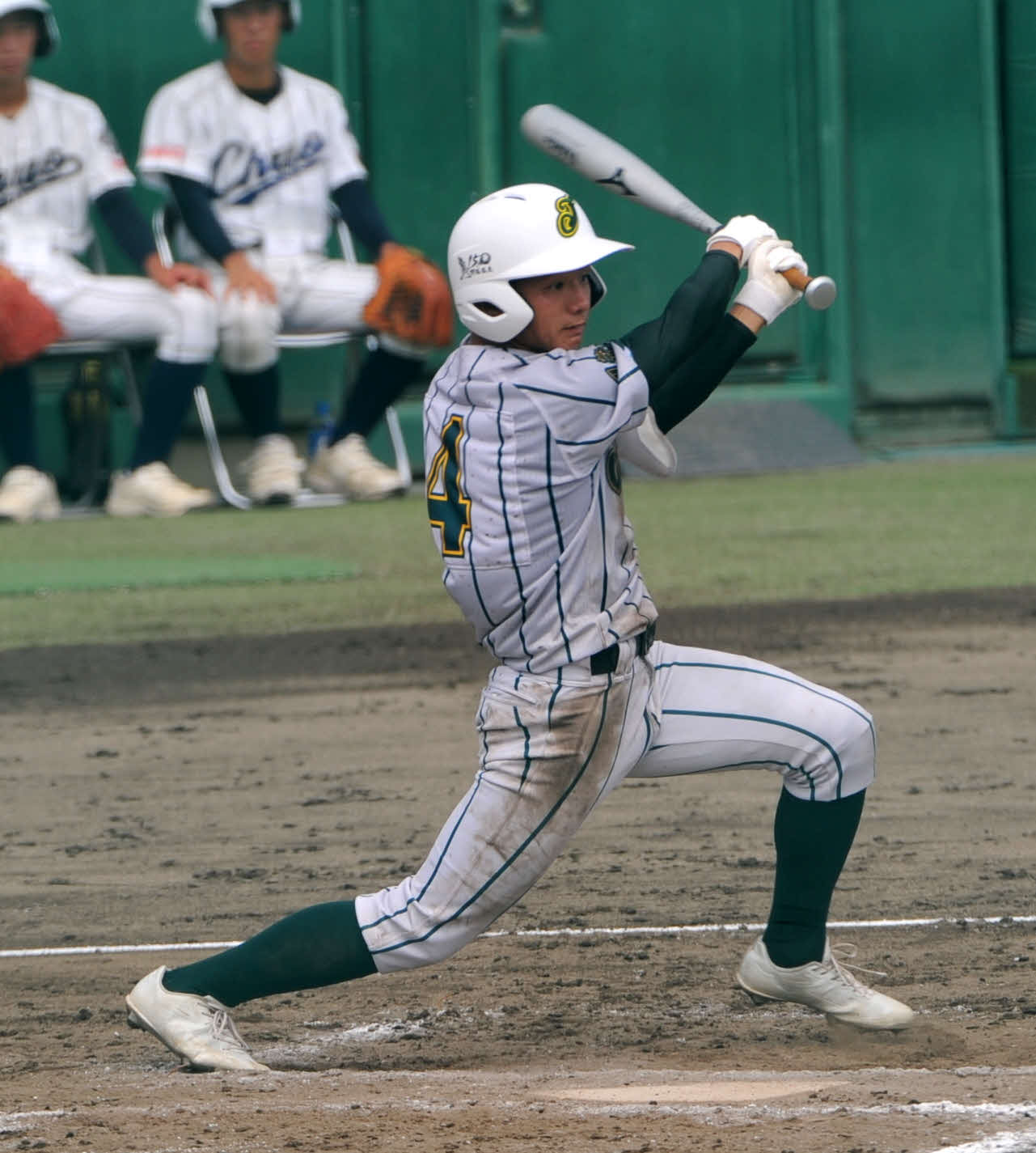 3回、中越えに適時打を放つ鶴岡東・古賀