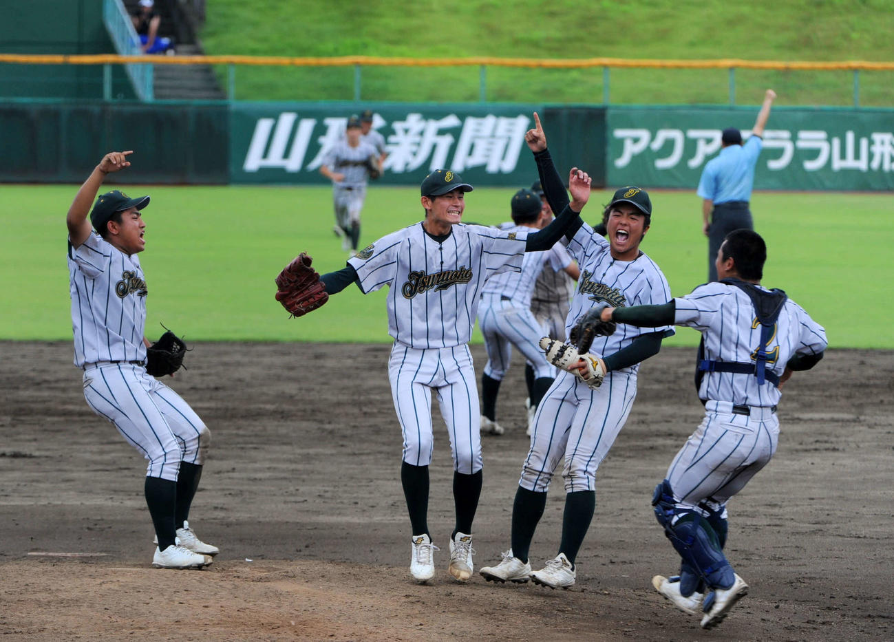 優勝の瞬間、好救援の矢部投手（中央）を中心に歓喜の輪をつくる鶴岡東ナイン（撮影・浦部歩）