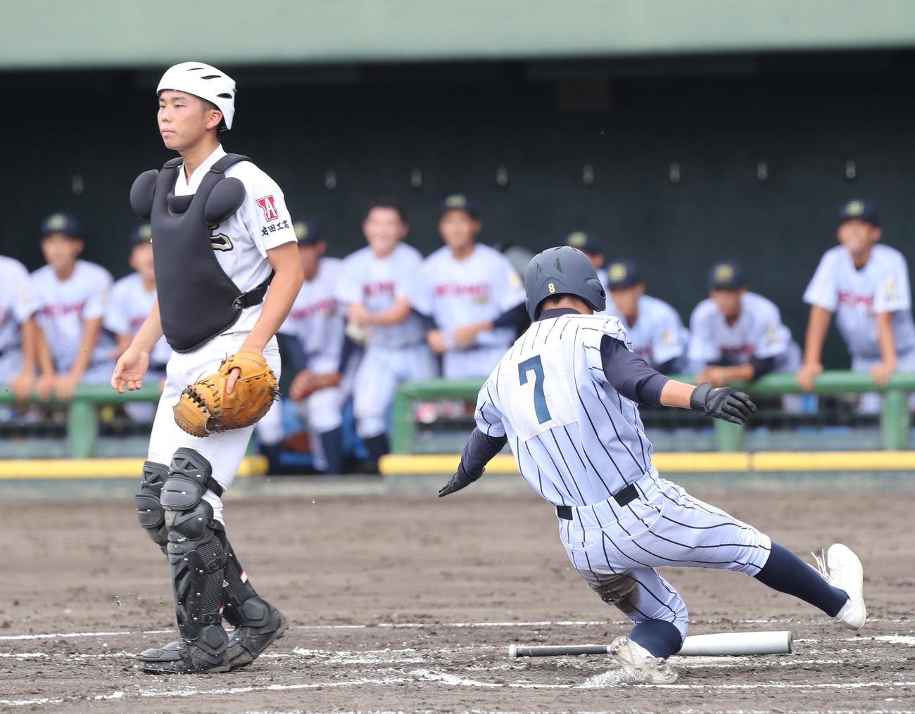 神埼清明対有田工　2回表神埼清明1死二、三塁、宮原は山下のスクイズで生還する（撮影・屋方直哉）