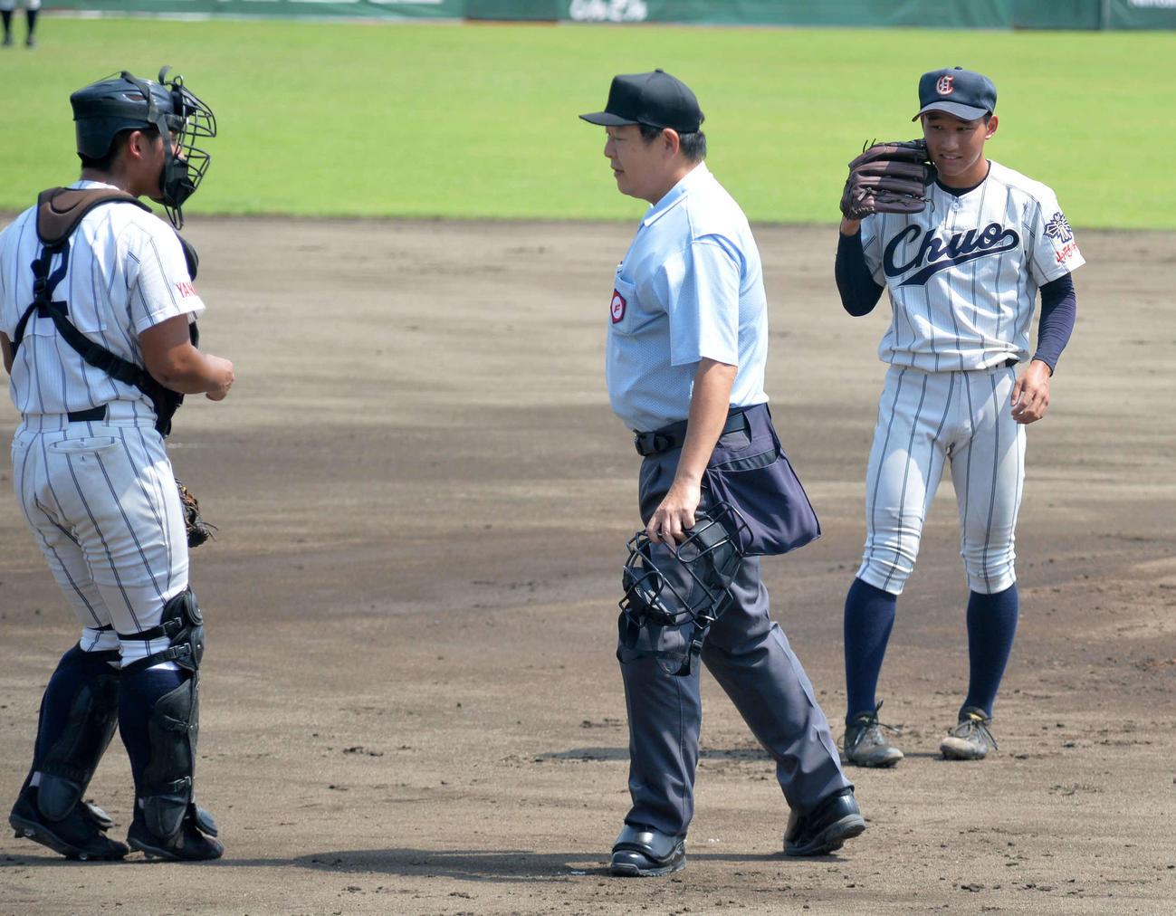 1回、一塁けん制がボークとなり、黒羽球審（中央）と話す山形中央・武田（右）。左は捕手小玉