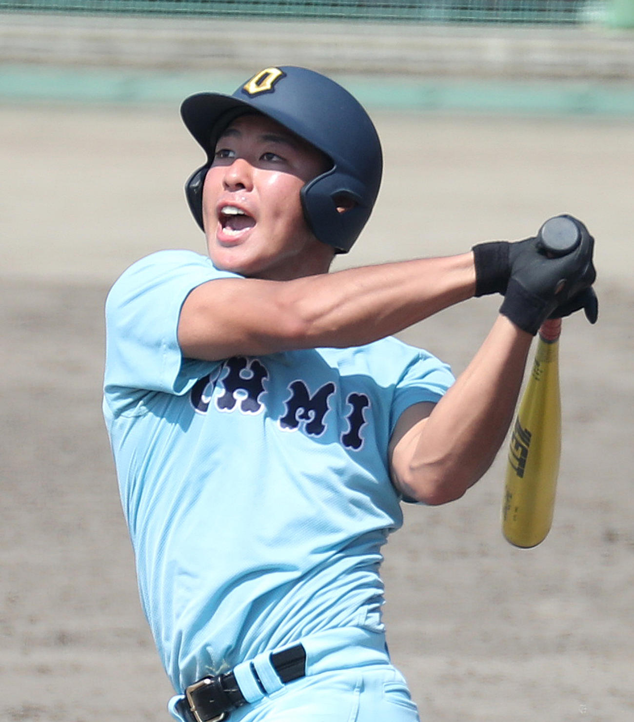 伊吹対近江　5回裏近江2死満塁、山田は声を出しフルスイングするも大飛球となる（撮影・白石智彦）