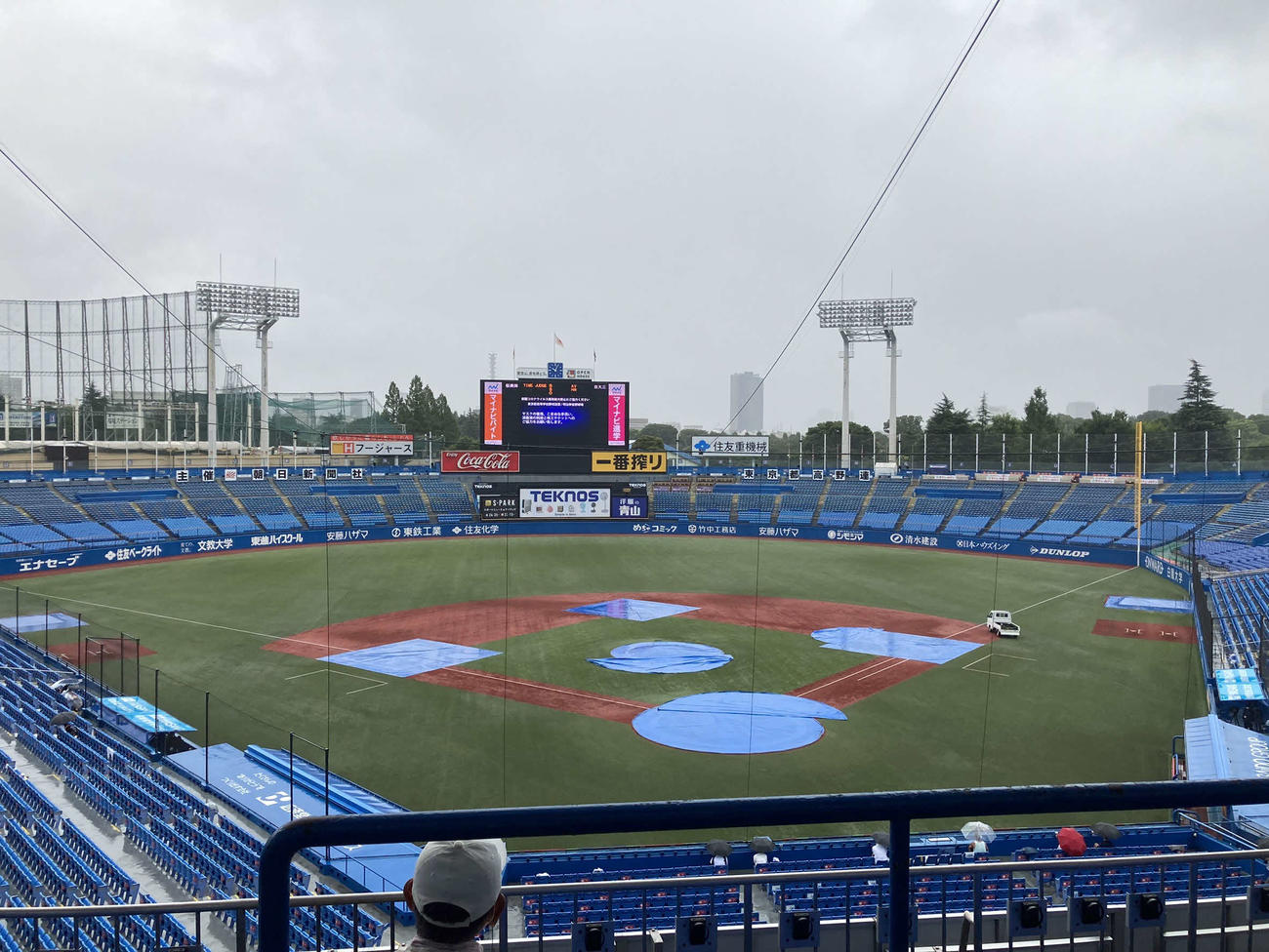 西東京大会の準々決勝2試合が行われる予定だったが、雨天のためマウンドや各ベース付近にブルーシートがかけられた神宮球場（撮影・藤塚大輔）