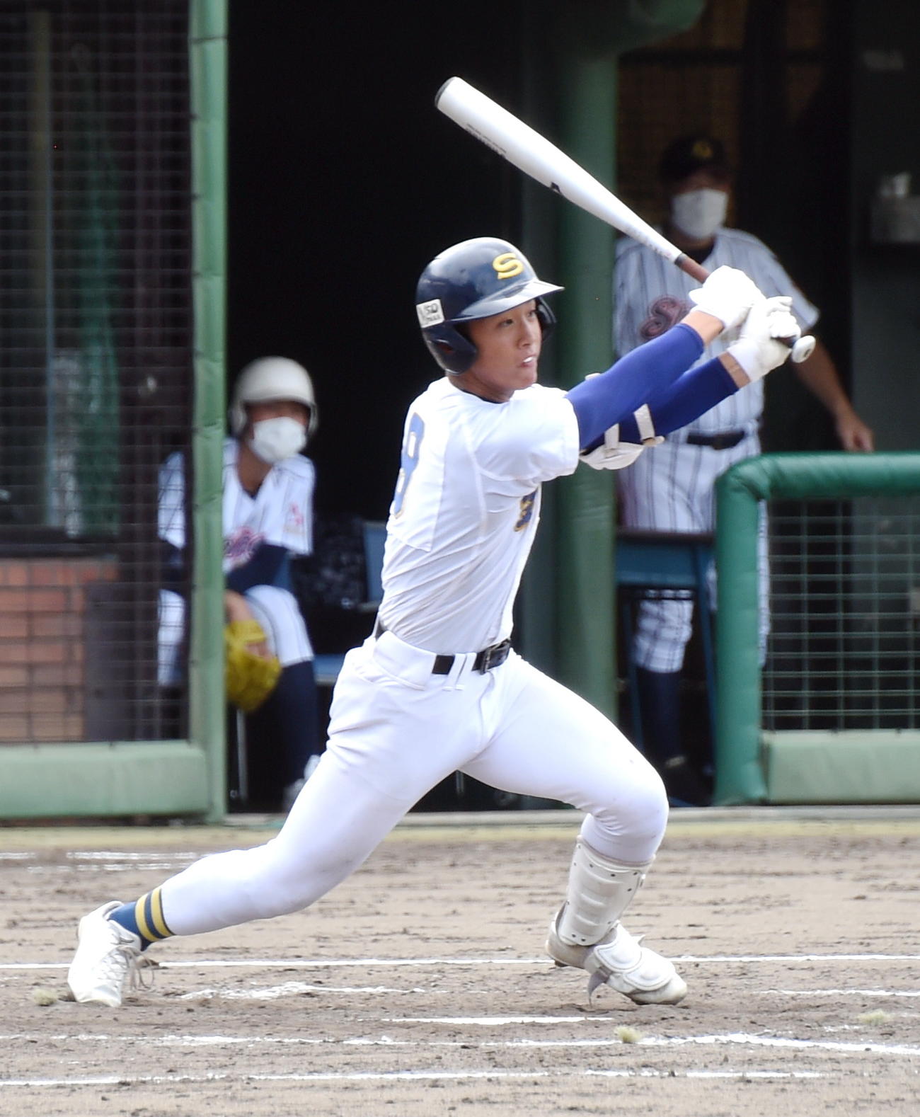 東日本国際大昌平対聖光学院　4回裏聖光学院2死二、三塁、右前2点適時打を放つ三好（撮影・山田愛斗）
