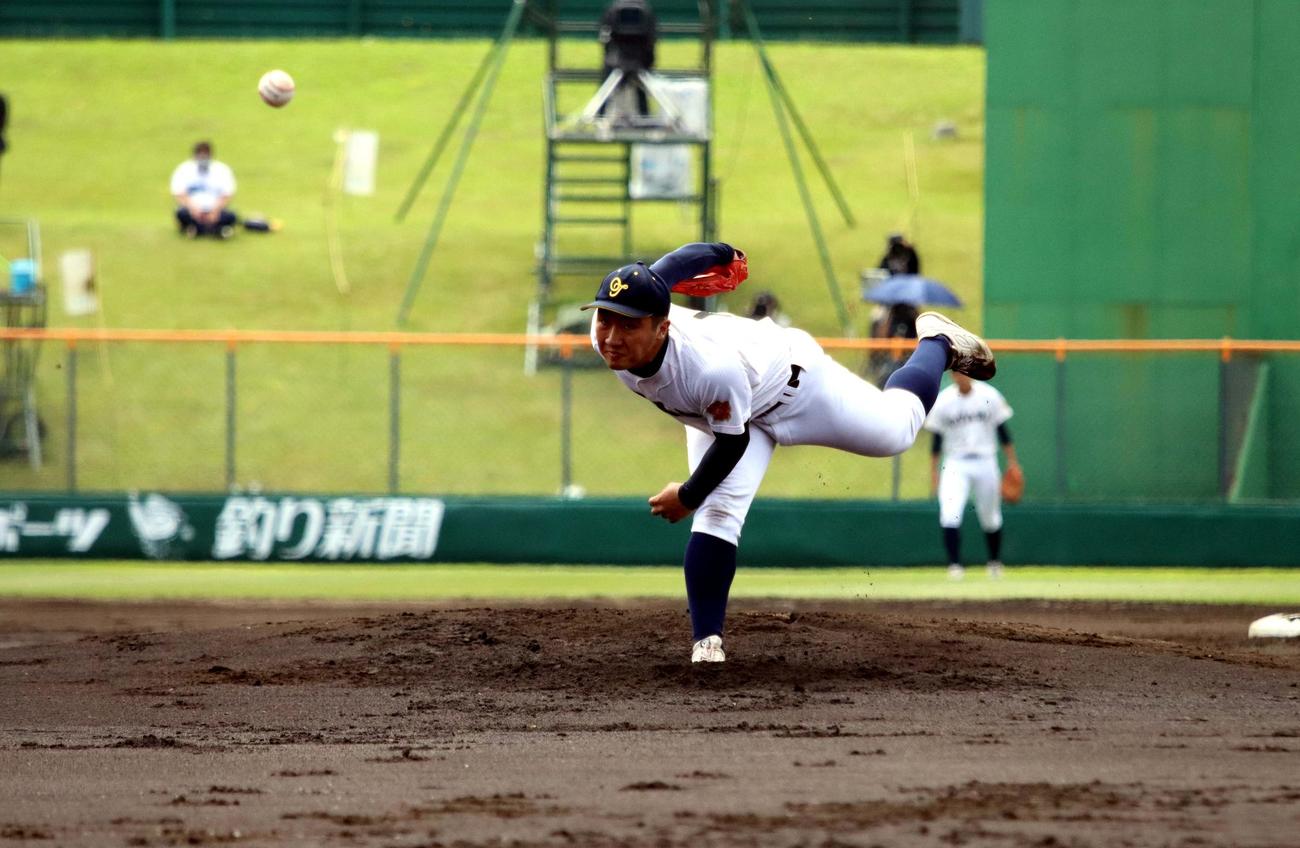知内対札幌大谷　先発し力投する札幌大谷・森谷（撮影・永野高輔）