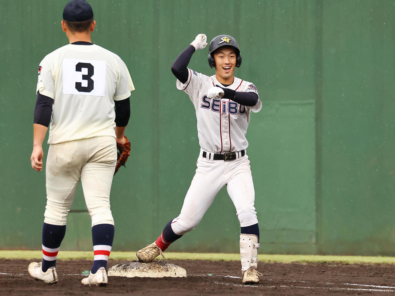 聖望学園対浦和学院　3回表聖望学園無死三塁、先制の適時打を放ちベンチに向かってポーズを決める大橋（撮影・垰建太）