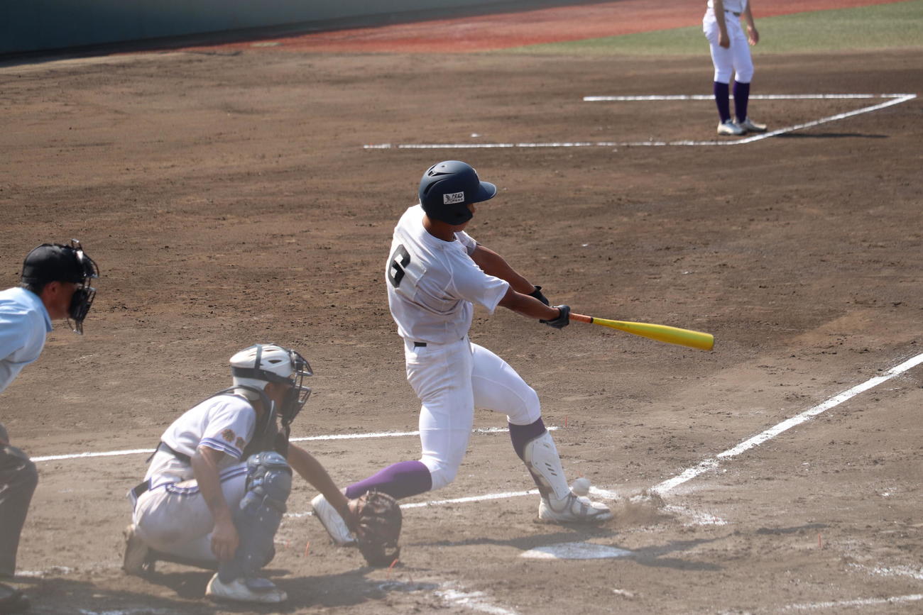 大阪天理対高田商　バットを振る天理の戸井零士内野手（撮影・竹本穂乃加）