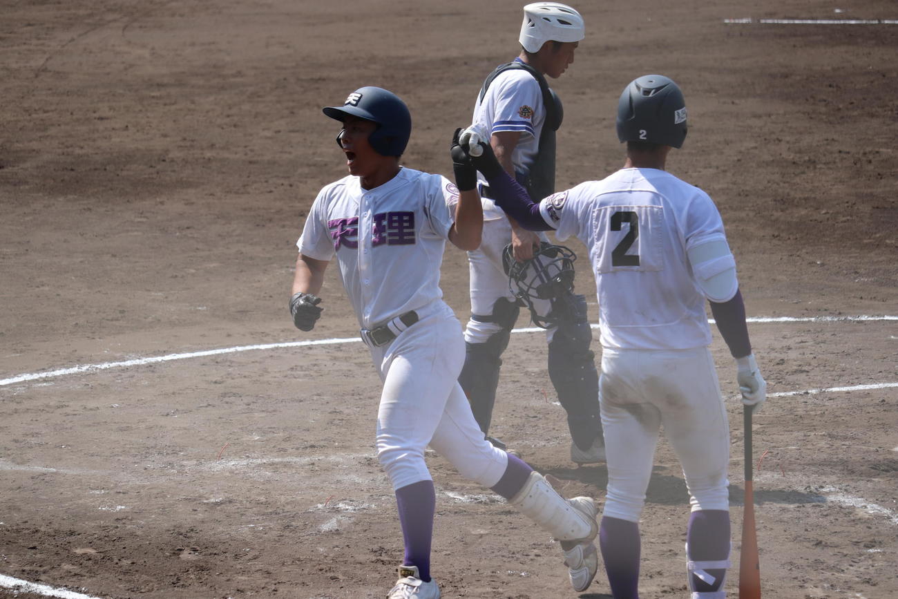 大阪天理対高田商　ホームランを打ち喜ぶ天理の大城志琉外野手（撮影・竹本穂乃加）