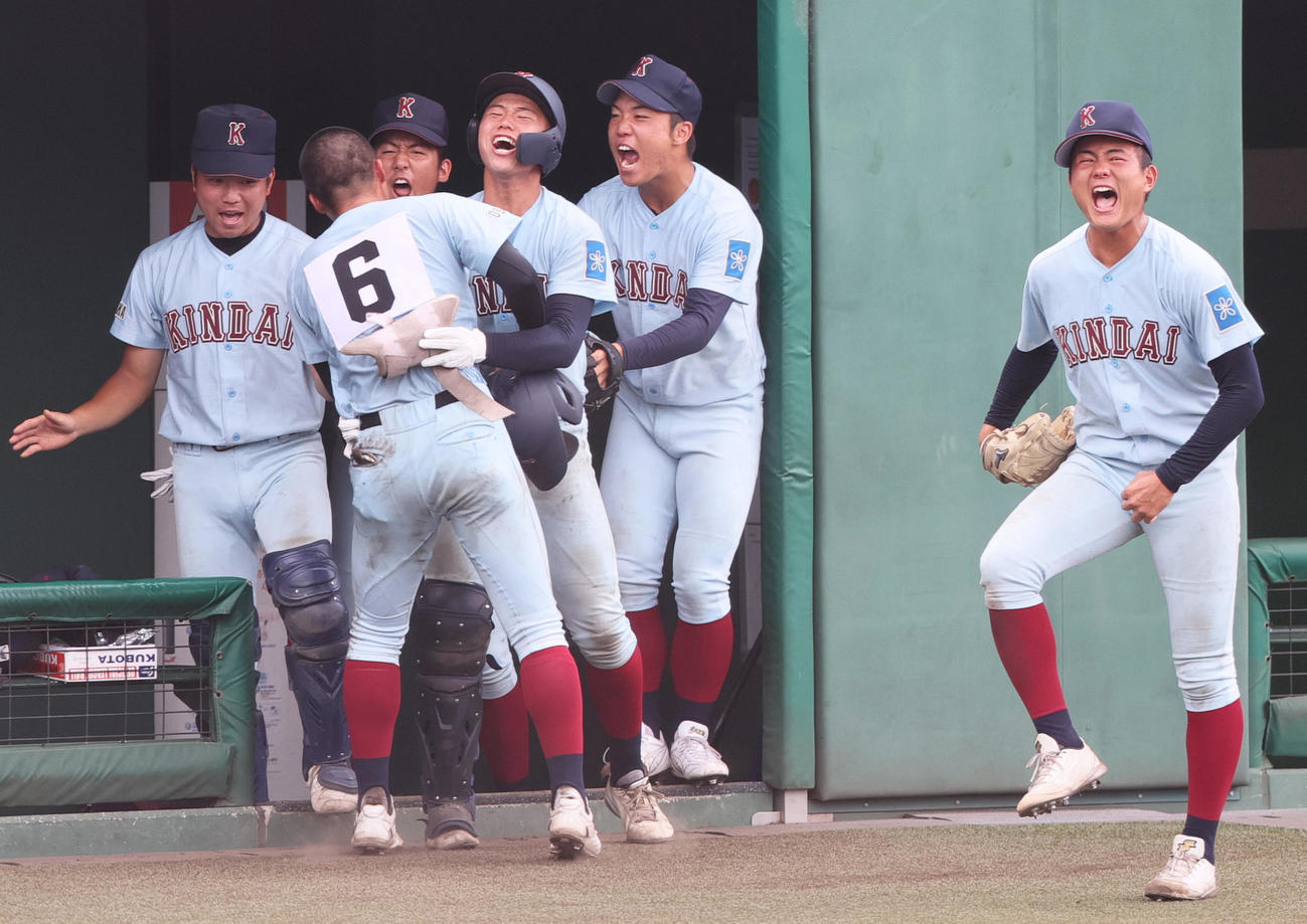 近大付対大商大堺　8回表近大付2死一、三塁、園の中前適時打で盛り上がる近大付ナイン（撮影・上山淳一）