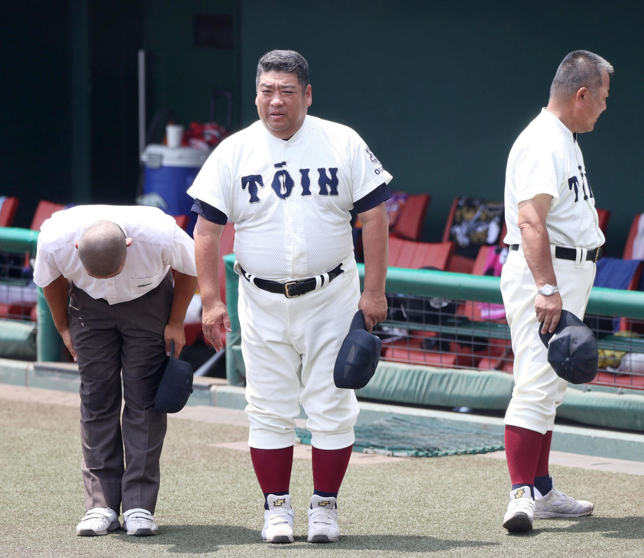 東海大大阪仰星対大阪桐蔭　試合前、大阪桐蔭の西谷監督（中央）はあいさつする（撮影・上山淳一）