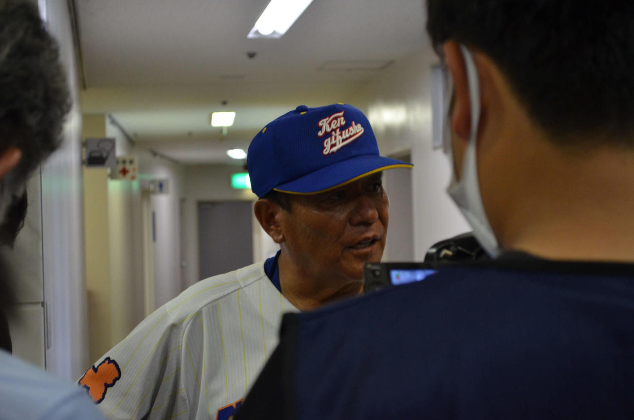 試合後の取材に応じる県岐阜商の鍛治舎巧監督（撮影・清水駿斗））
