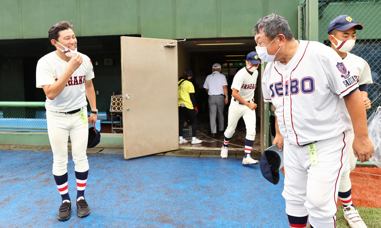 聖望学園対浦和学院　試合後、健闘をたたえ合い笑顔で言葉を交わす聖望学園・岡本監督（右）と浦和学院・森監督（撮影・垰建太）