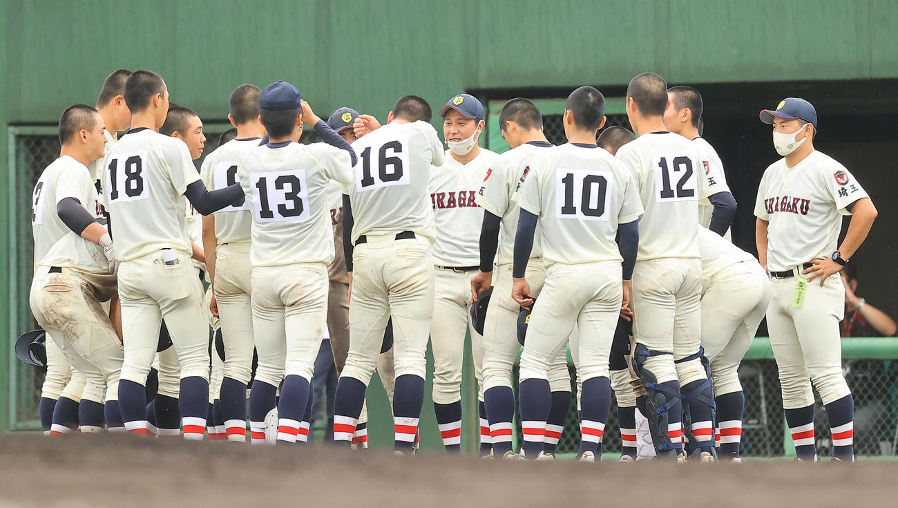 聖望学園対浦和学院　聖望学園に敗れ涙するナインに笑顔で声をかける浦和学院・森監督（中央）（撮影・垰建太）