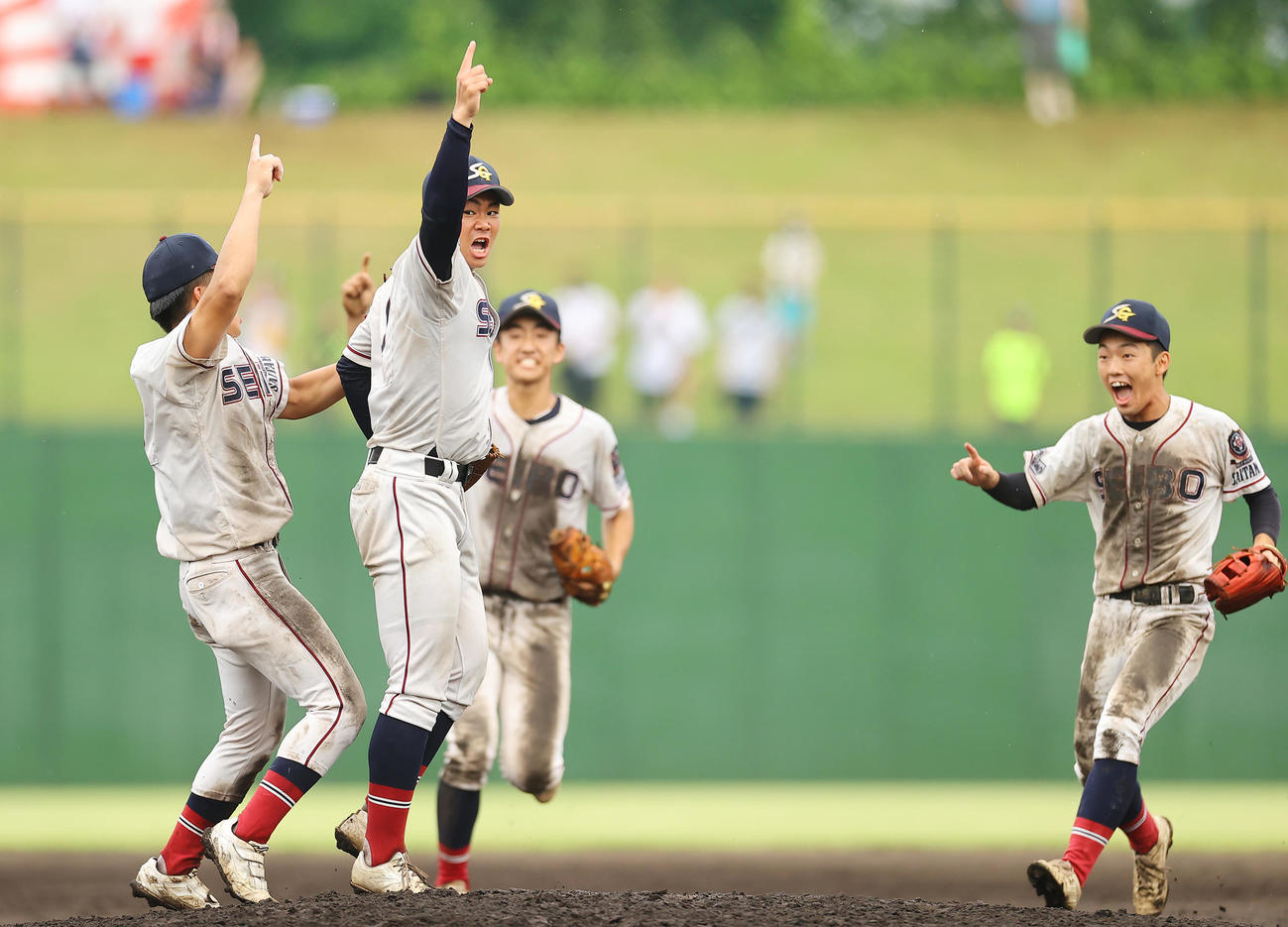 聖望学園対浦和学院　完封勝利で優勝を決めた聖望学園・岡部（中央）はナインと喜びを爆発させる（撮影・垰建太）