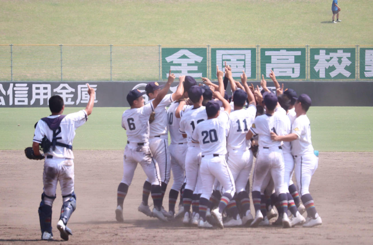 英明に勝利し、3大会連続の夏の甲子園出場を決めた高松商ナイン（撮影・波部俊之介）
