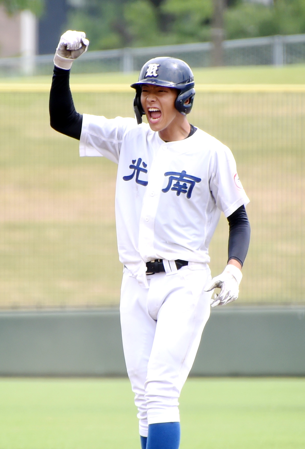 光南対田村　8回表光南無死一、三塁、勝ち越し二塁打を決めてガッツポーズする小林（撮影・山田愛斗）