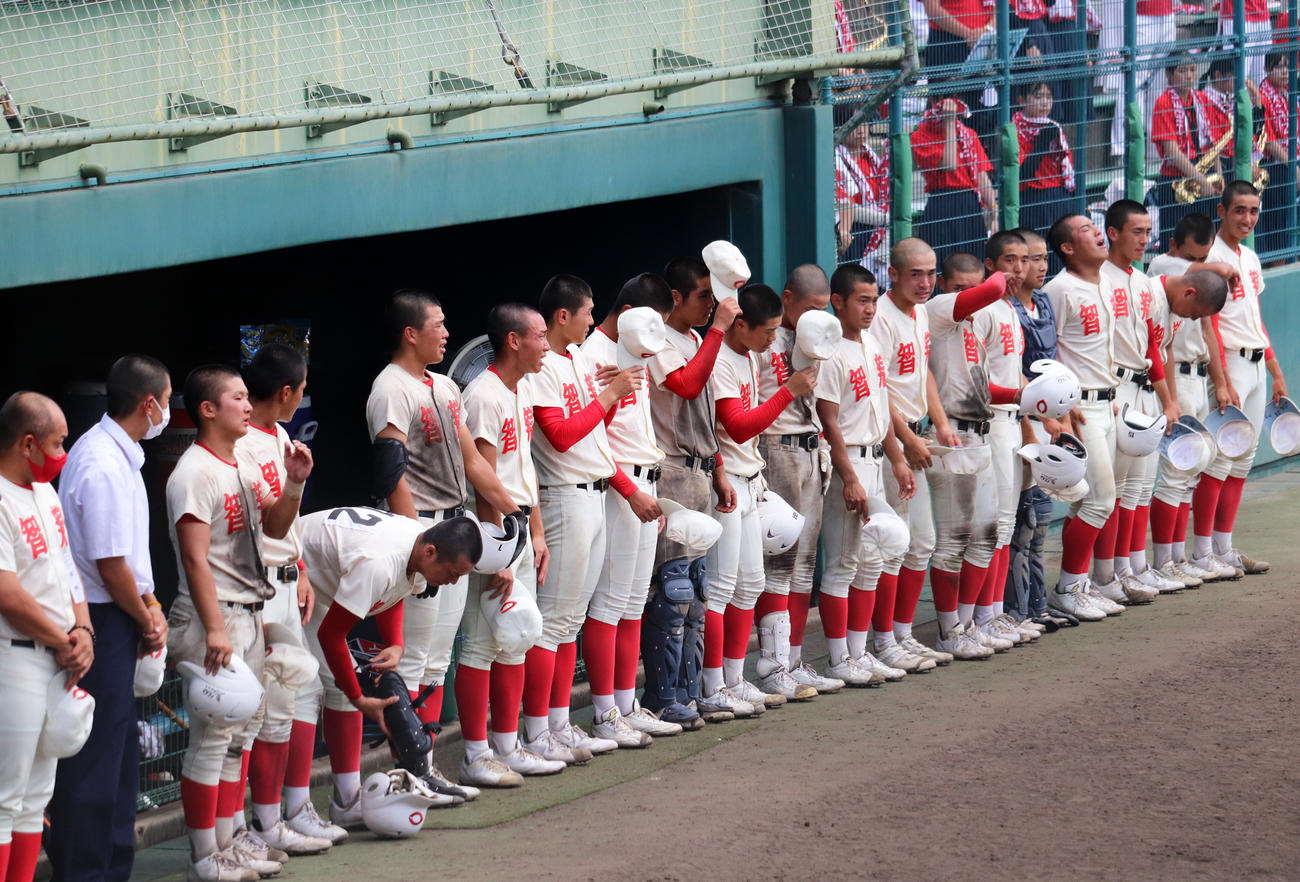 準決勝敗退が決まり涙を流す智弁学園ナイン（撮影・竹本穂乃加）