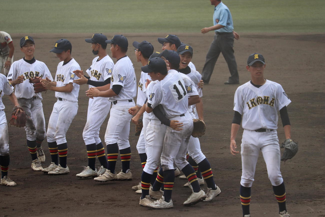 智弁学園に勝利し喜ぶ生駒の選手たち（撮影・竹本穂乃加）