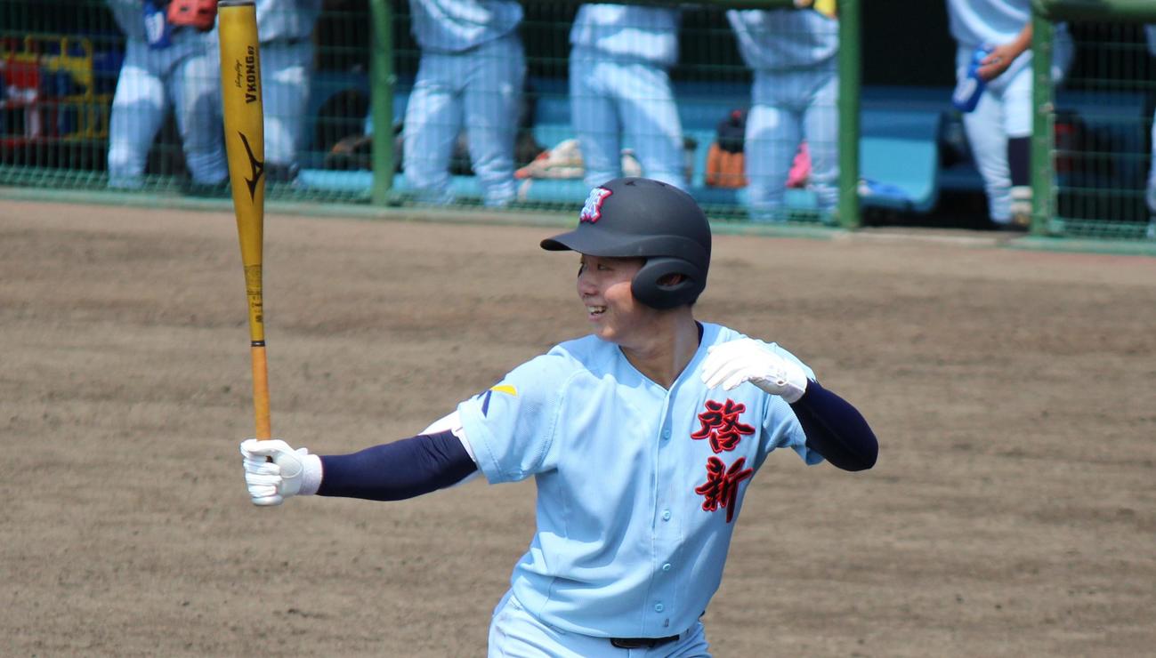 啓新対敦賀気比　打席で笑みを浮かべる啓新・田中（撮影・柏原誠）
