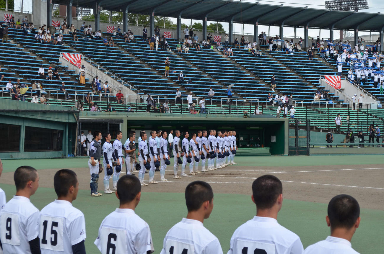 初の決勝進出を果たした帝京大可児の選手たち（奥）（撮影・清水駿斗）