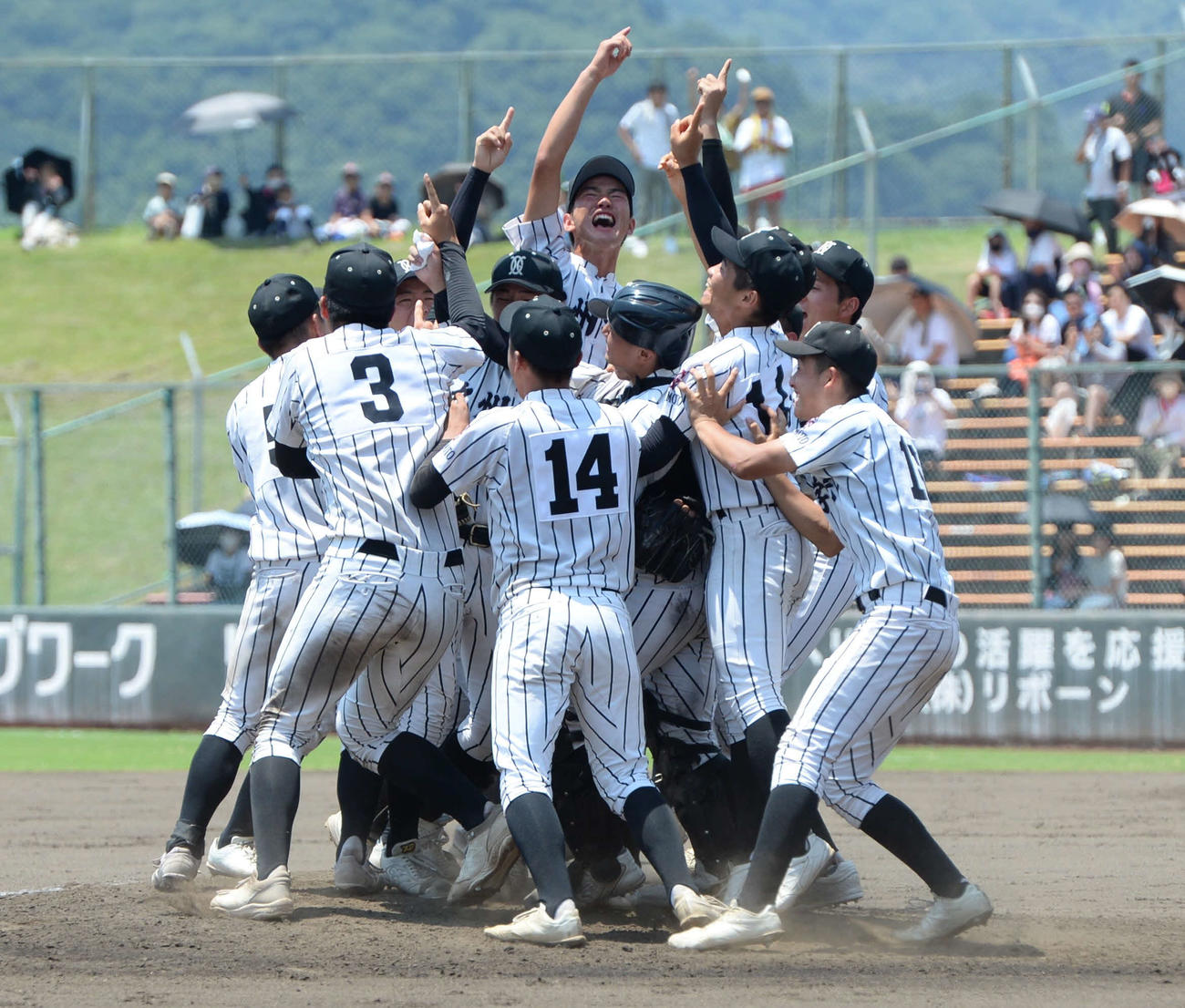 九州学院対秀岳館　7年ぶり9度目の夏の甲子園出場を決め喜び合う九州学院ナイン（撮影・只松憲）