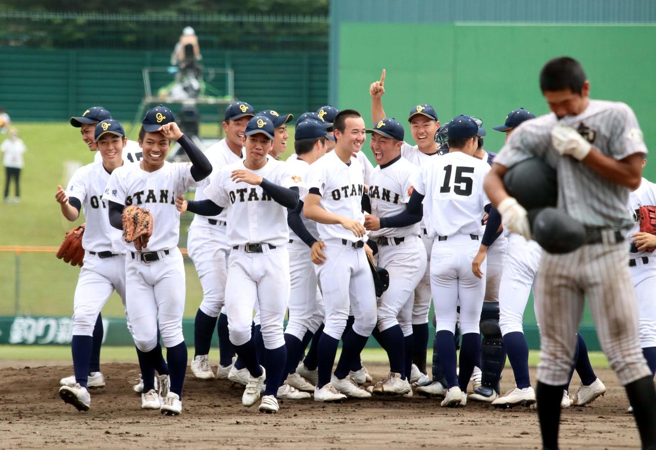 初優勝を決め喜ぶ森谷（中央右）ら札幌大谷の選手たち（撮影・永野高輔）