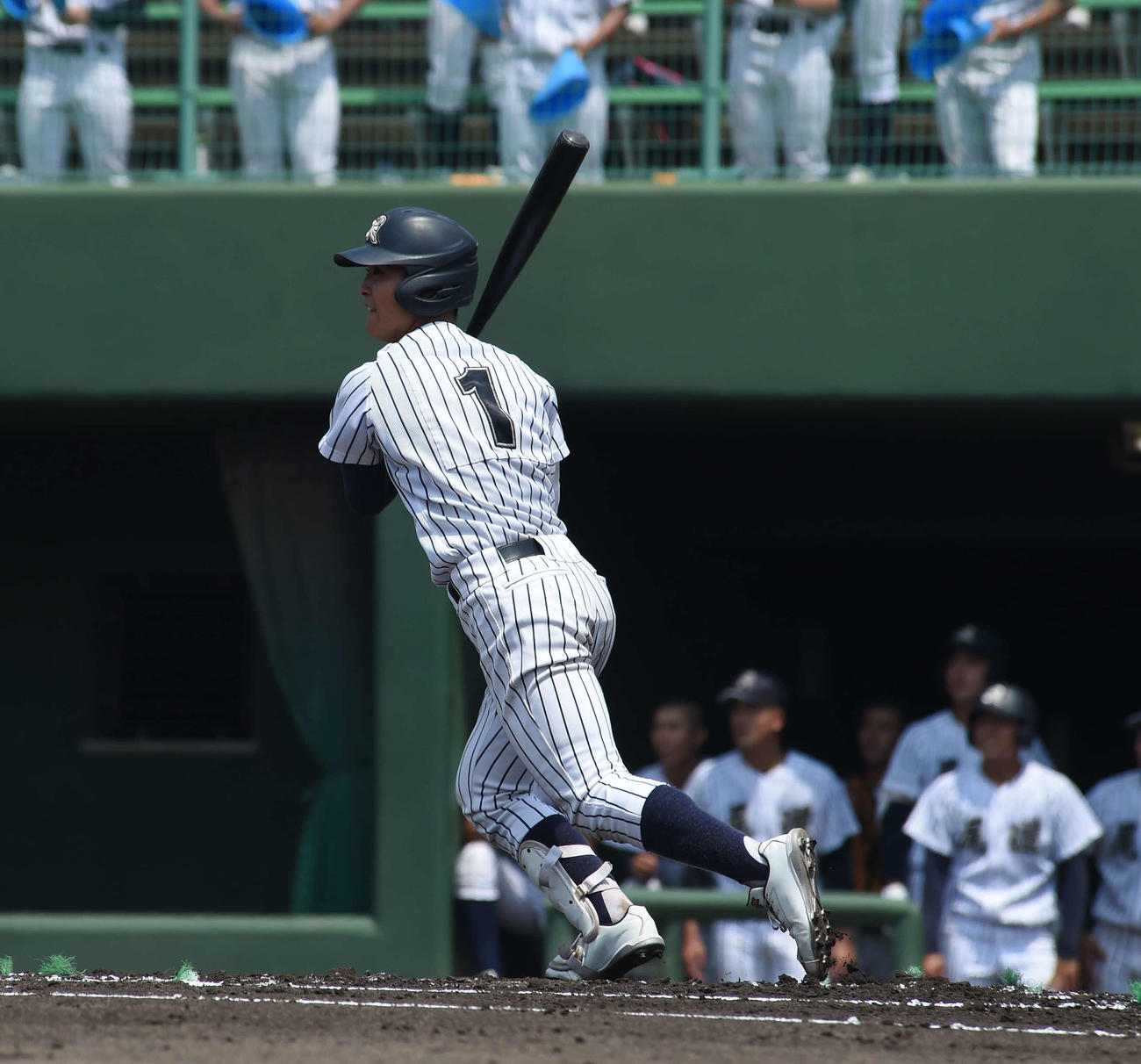 広島商対尾道　尾道1回1死一塁から左中間へ先制適時三塁打を放った坂本典優（てんう）投手（3年）
