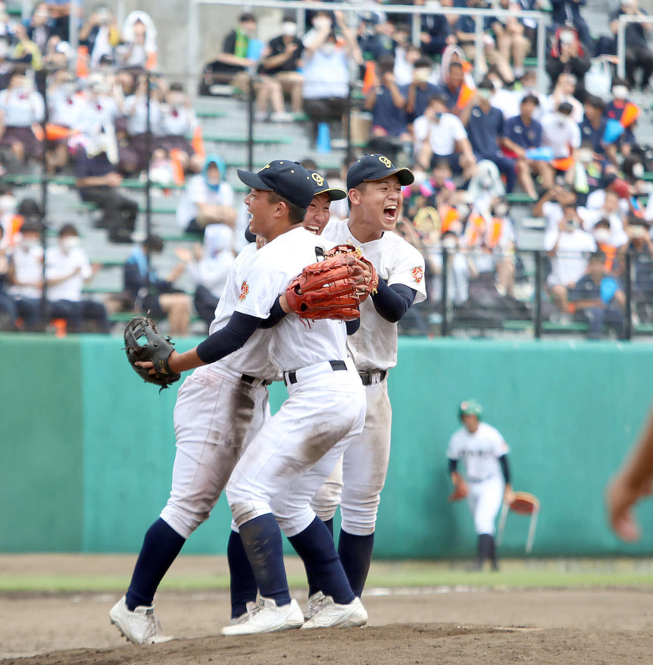 初の夏の甲子園出場を決め、マウンドで喜ぶ左から札幌大谷・樹神、森谷、飯田（撮影・山崎純一）