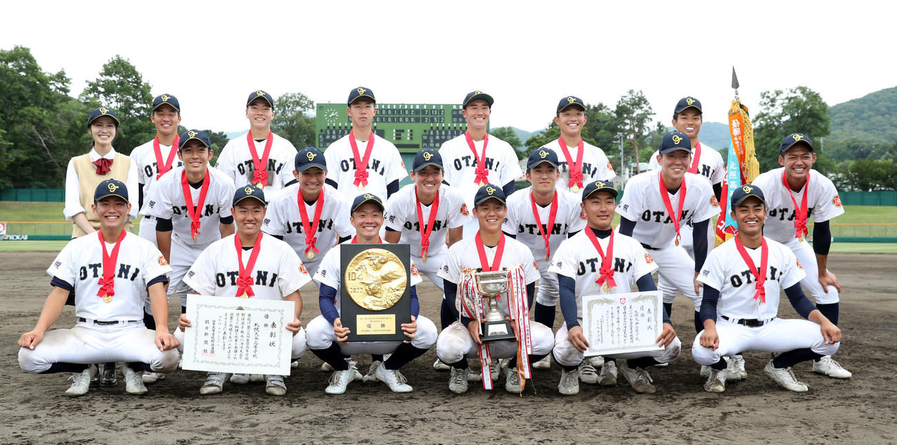 優勝し笑顔で記念撮影をする札幌大谷ナイン（撮影・佐藤翔太）