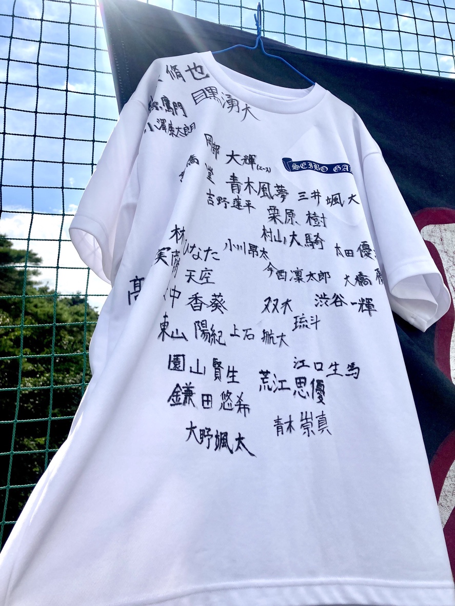 聖望学園　3年生29人の名前が書かれたTシャツ（撮影・藤塚大輔）