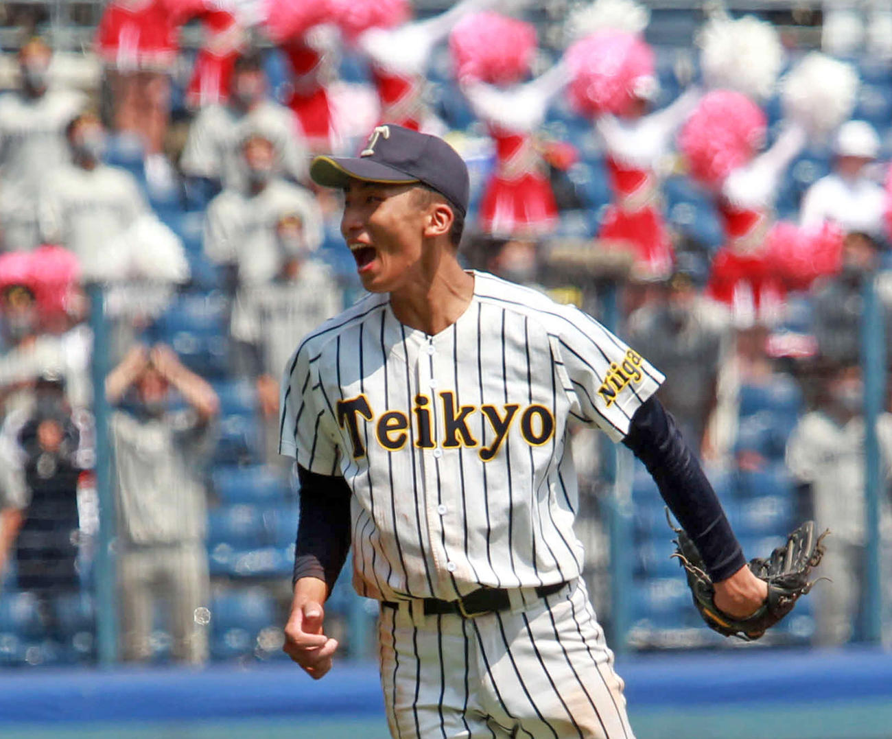 延長12回を無失点で投げ抜いた帝京長岡の茨木秀は最後の打者を見逃し三振に仕留めほえる