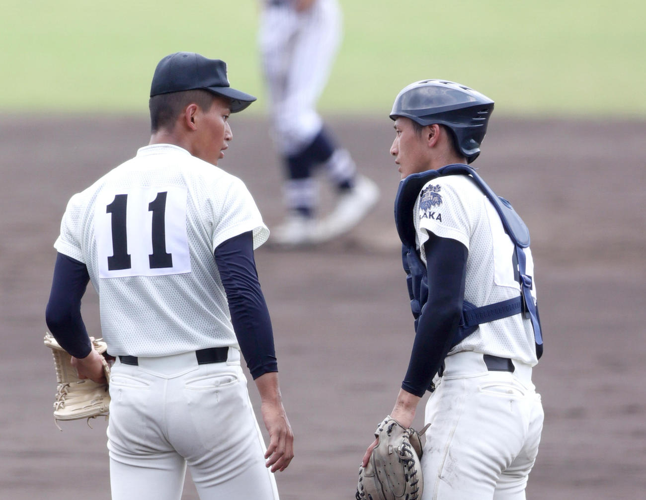 2回表東海大大阪仰星1死一、二塁、捕手松尾（右）はマウンドで前田に話しかける（撮影・上山淳一）