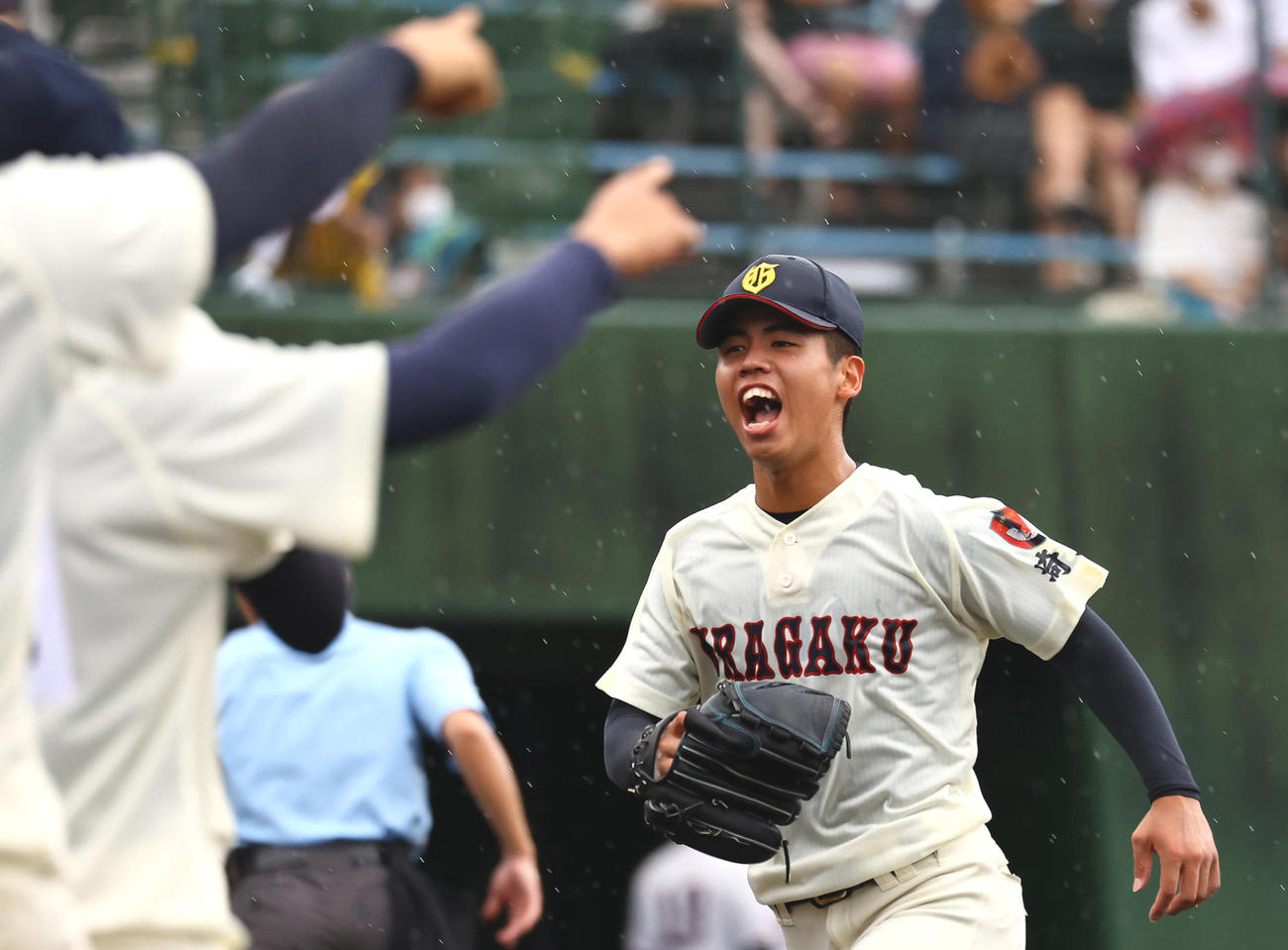 聖望学園の攻撃を無失点に抑え雄たけびを上げる浦和学院先発の宮城（撮影・垰建太）