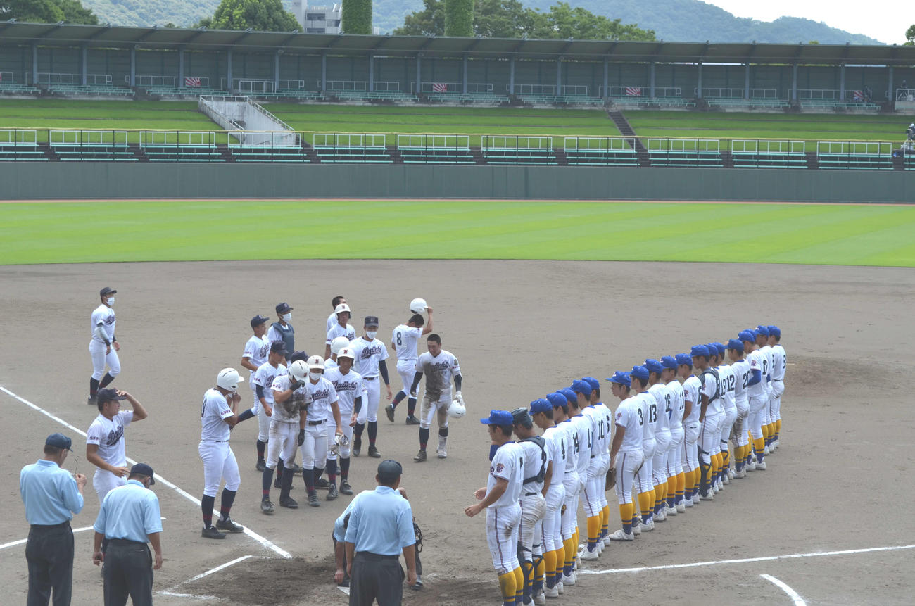 敗戦し涙を流しながら整列する岐阜第一の選手（撮影・清水駿斗）
