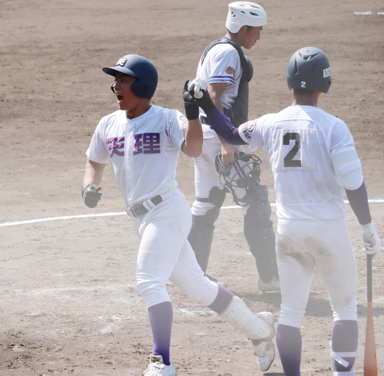 天理対高田商　3回表天理1死、大城（左）は右越え本塁打を放ちナインに迎えられ喜ぶ（撮影・竹本穂乃加）