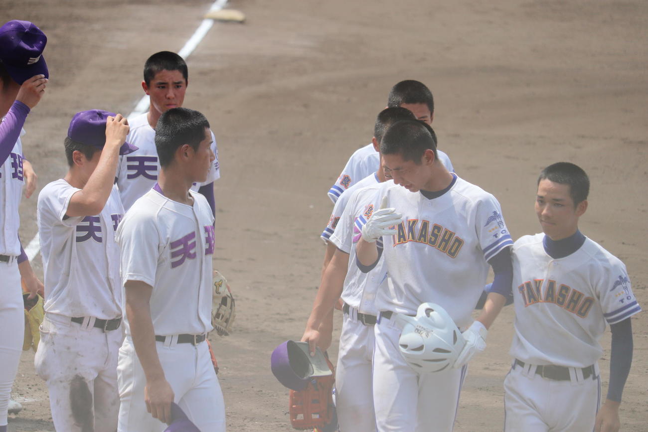 天理対高田商　試合後、たたえ合う両チームの選手たち（撮影・竹本穂乃加）