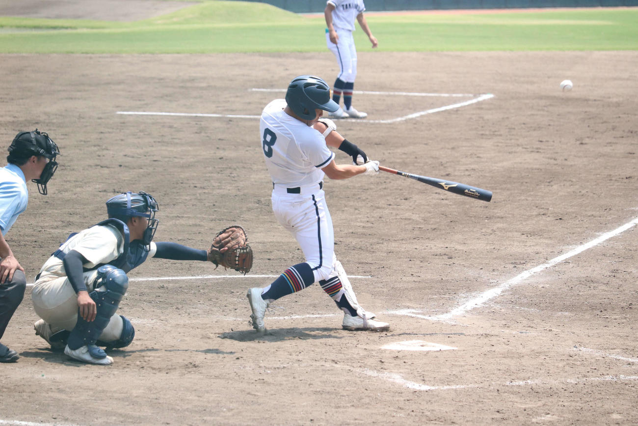 英明対高松商　4回裏高松商1死一、二塁、浅野は左中間へ3点本塁打を放つ（撮影・波部俊之介）