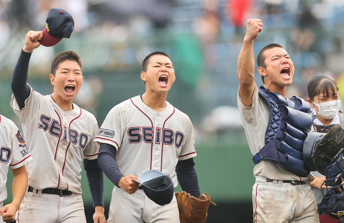 完封勝利で優勝を果たし喜びを爆発させる岡部（中央）ら聖望学園ナイン（撮影・垰建太）