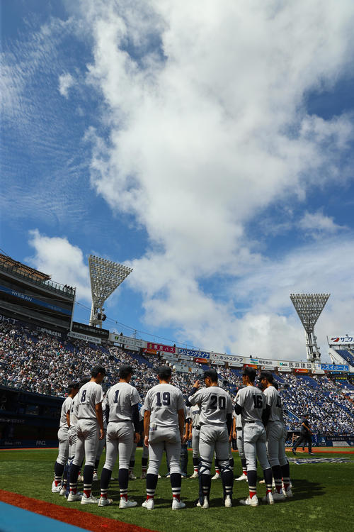 東海大相模対横浜　試合前、円陣を組む横浜ナイン（撮影・垰建太）