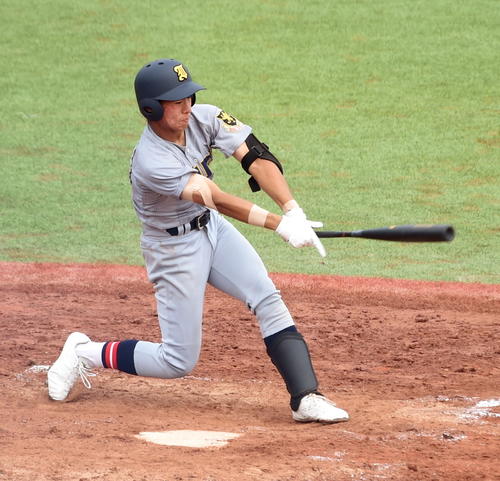 聖和学園対仙台育英　4回裏仙台育英2死三塁、遊撃へ適時打を放つ遠藤（撮影・山田愛斗）
