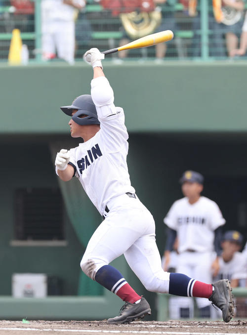 高校野球広島大会決勝　7回表盈進2死一塁、秋田は勝ち越しの右中間越え適時二塁打を放つ（撮影・加藤孝規）