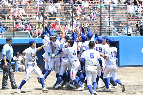 土浦日大対明秀学園日立　9回裏明秀学園日立2死二塁、佐藤のサヨナラ2点本塁打で優勝を決め歓喜の輪を作る選手たち（撮影・滝沢徹郎）
