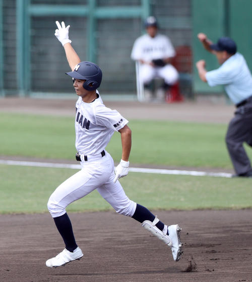 京都国際対平安　1回裏平安無死、南野は先制の右越え本塁打を放つ（撮影・上山淳一）