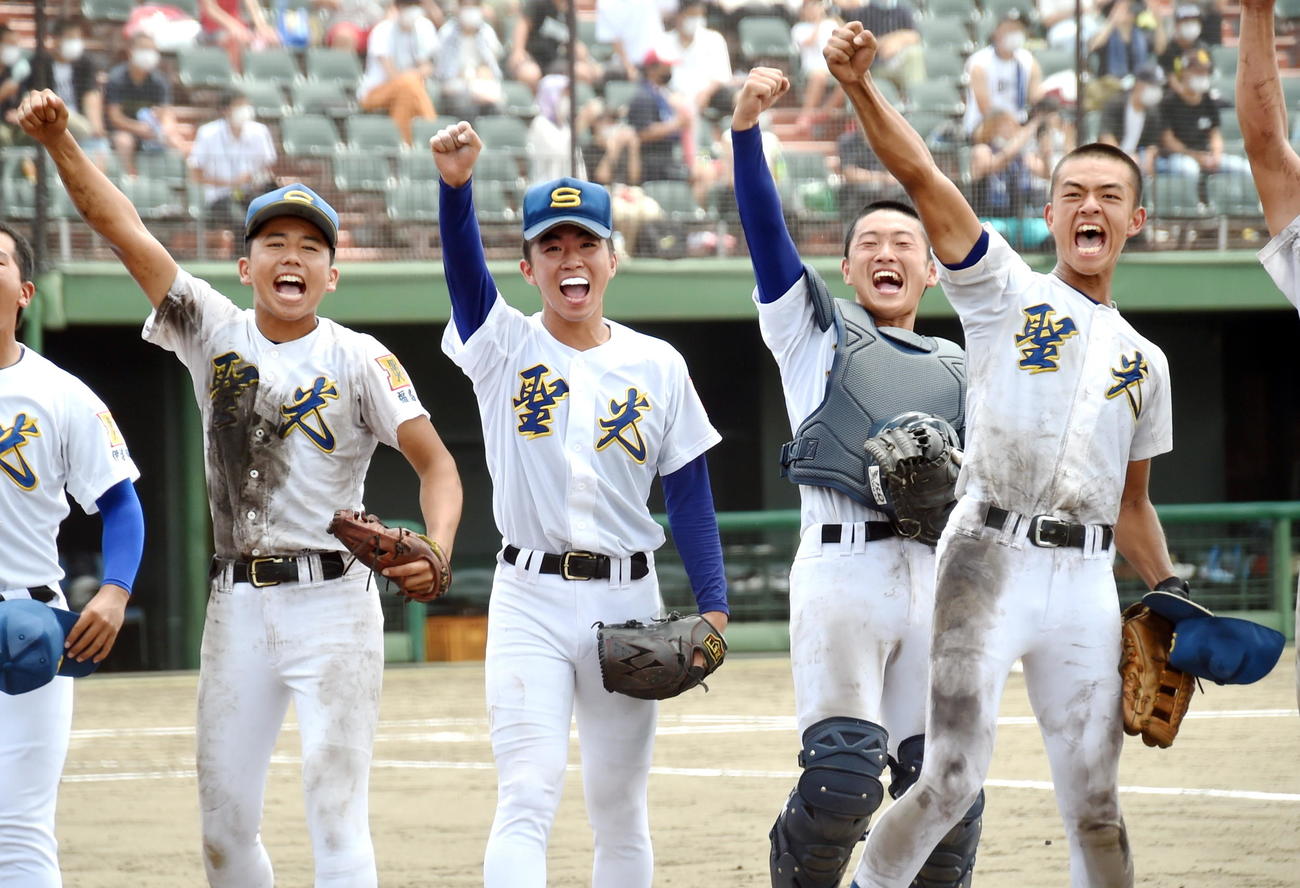 3年ぶりに決勝進出し応援席に向けてガッツポーズする聖光学院の選手たち。左から赤堀、佐山、山浅、安田（撮影・山田愛斗）