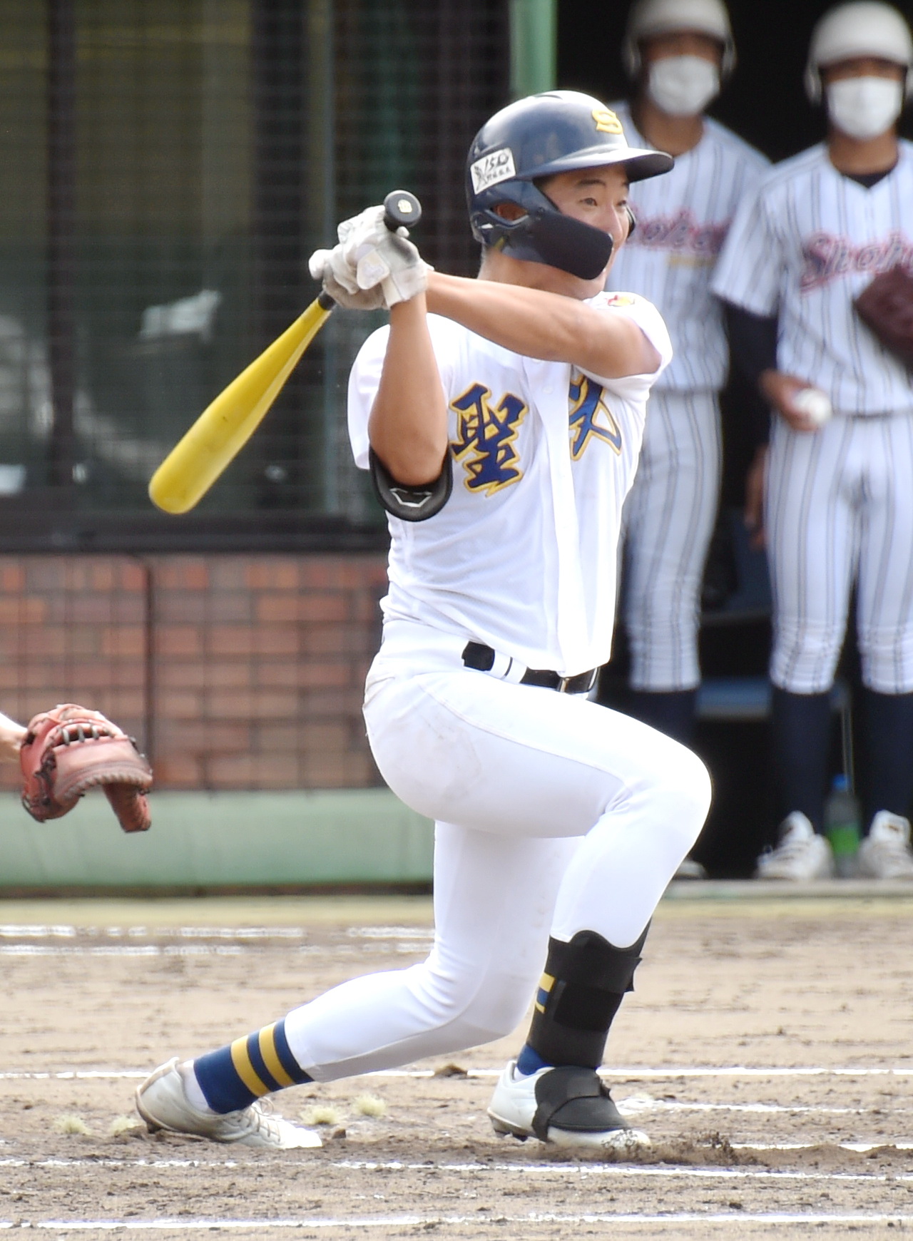 2回、右前に先制適時打を放つ伊藤