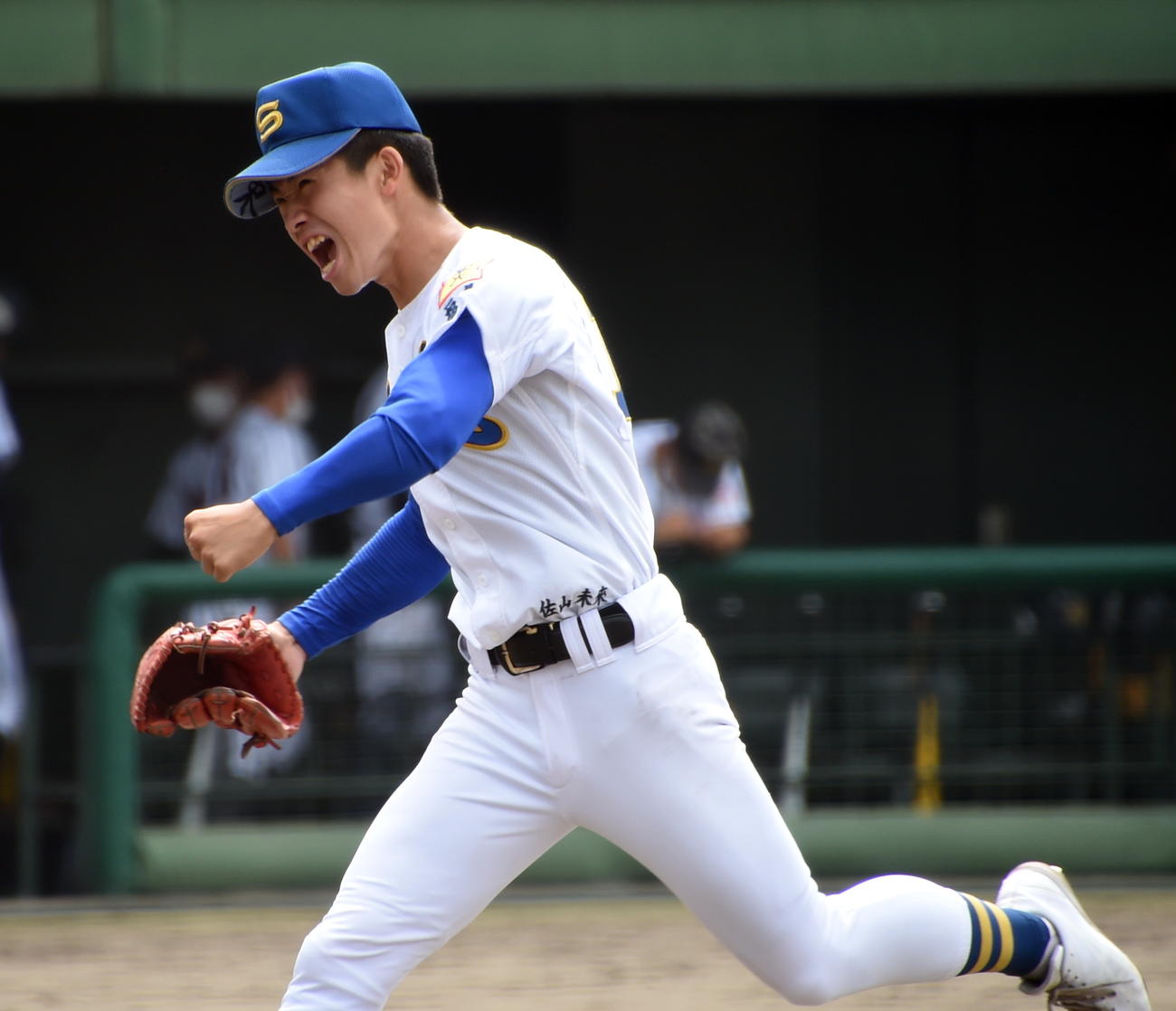 好投し、ガッツポーズしながらベンチに戻る小林