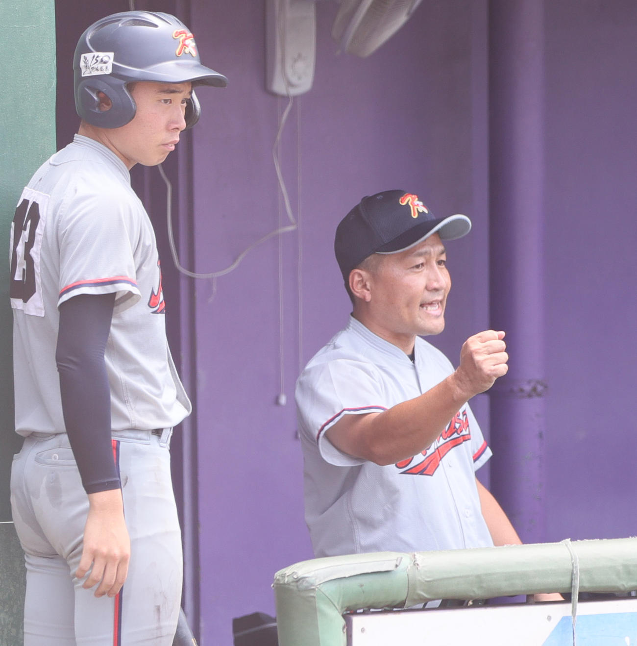 京都国際対龍谷大平安　6回、京都国際の小牧監督（右）はベンチで声を出す（撮影・上山淳一）