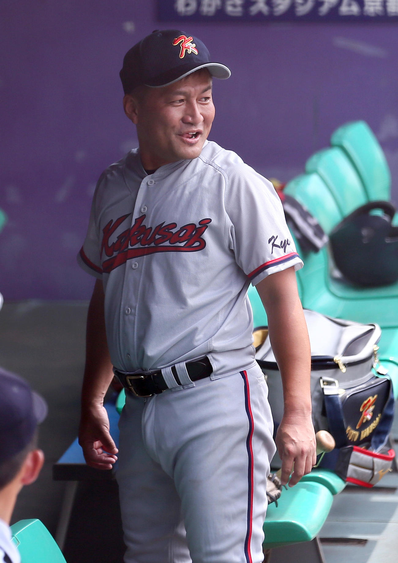 京都国際対龍谷大平安　9回、ベンチで笑顔を見せる京都国際の小牧監督（撮影・上山淳一）